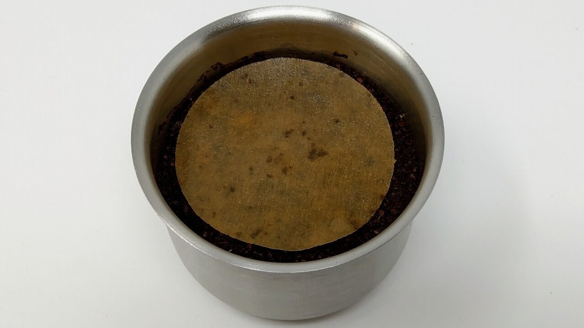 Water Dripperのカップに入れたコーヒー粉の上に濡らした円形フィルターをのせる