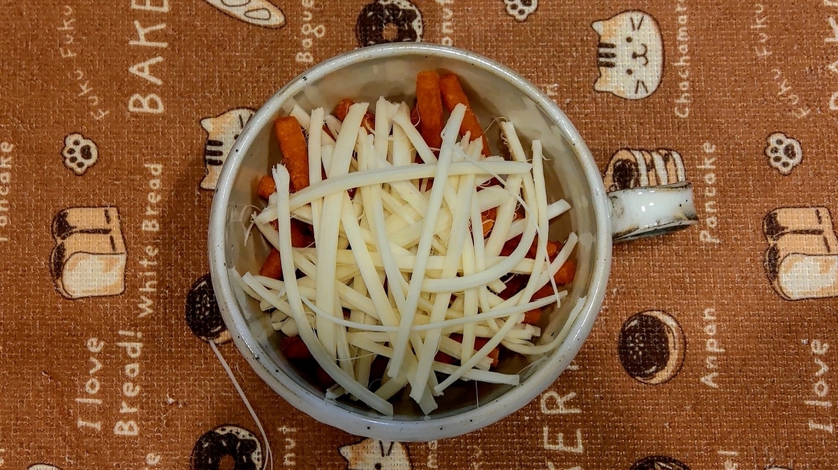 じゃがりこ激辛インドカレー味にさけるチーズをのせる