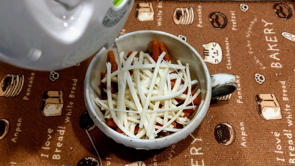 じゃがアリゴを作るために熱湯をかける