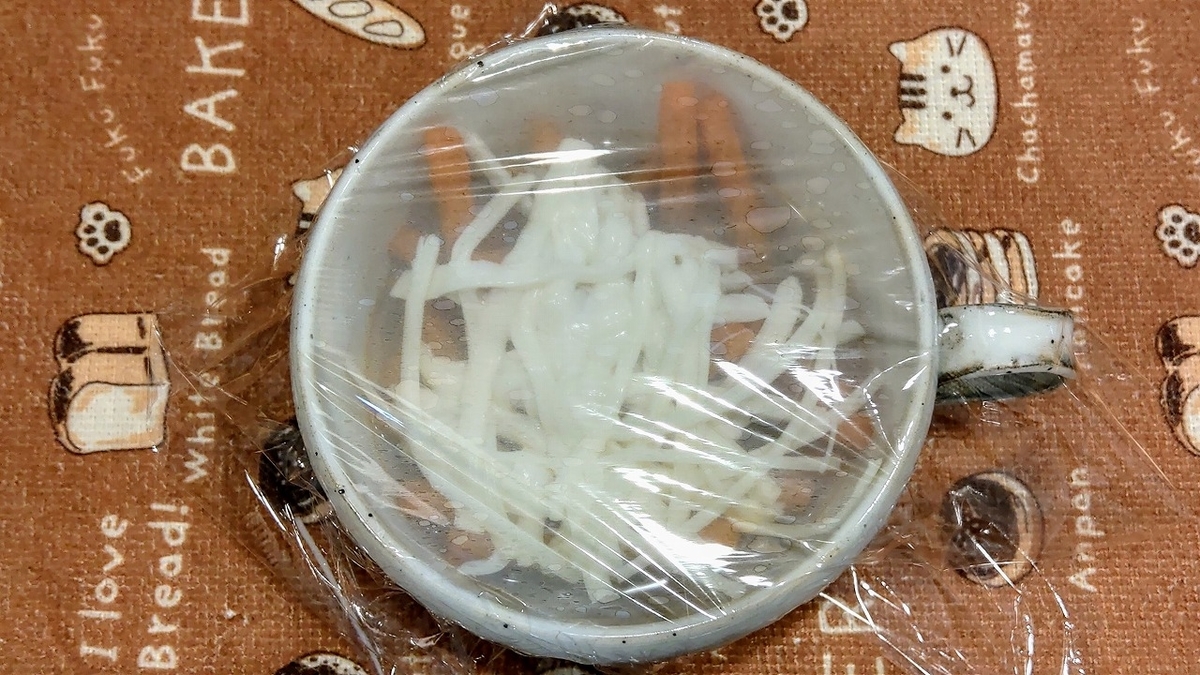 じゃがアリゴを作るためにラップで蓋をする