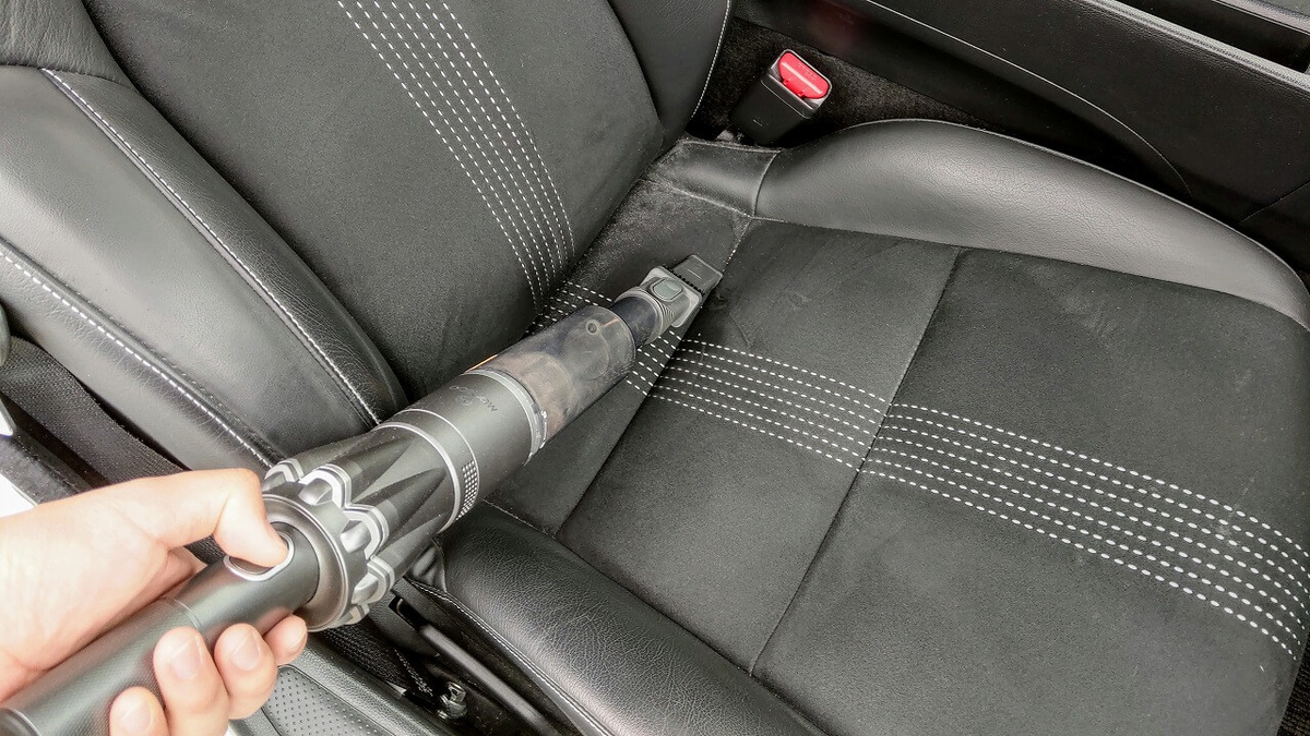 2in1ノズルを取り付けたMooSoo K13 ハンディクリーナーで車のシートを掃除
