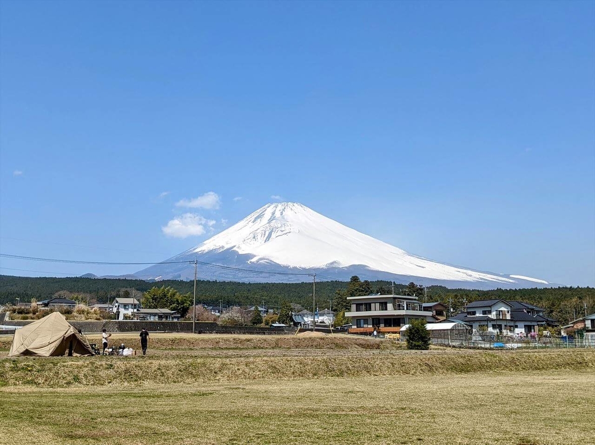 静岡県裾野市の杉山キャンプ場から眺める富士山