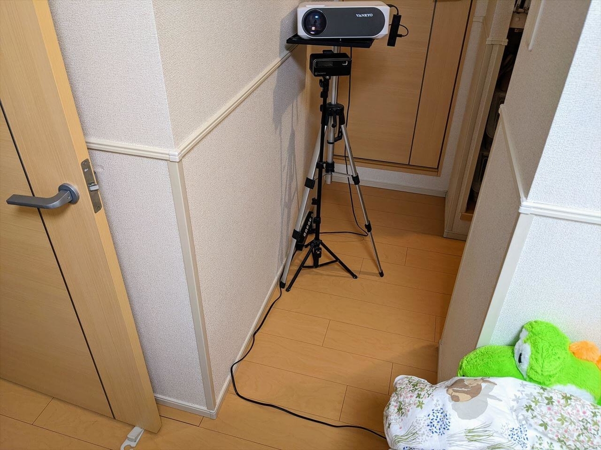 プロジェクターの電源ケーブルが床を横切っている