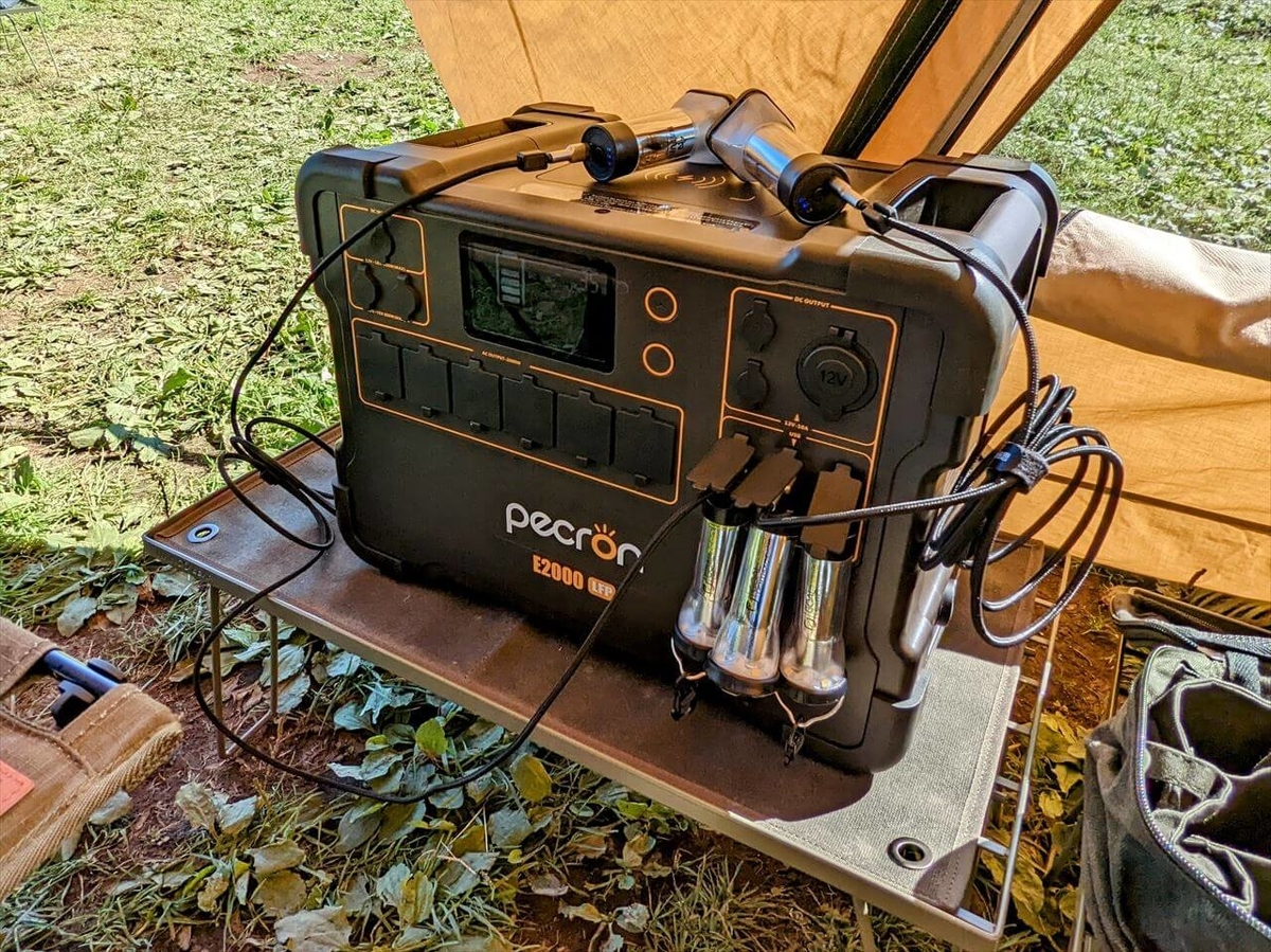Pecron E2000LFPでゴールゼロとNATURAのLEDランタンを5本同時充電