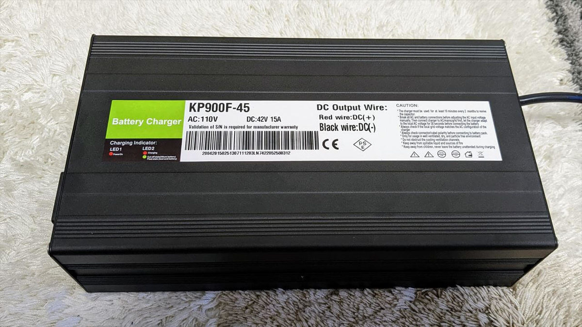 Pecron E2000LFP ACアダプターはマットブラックで格好良い