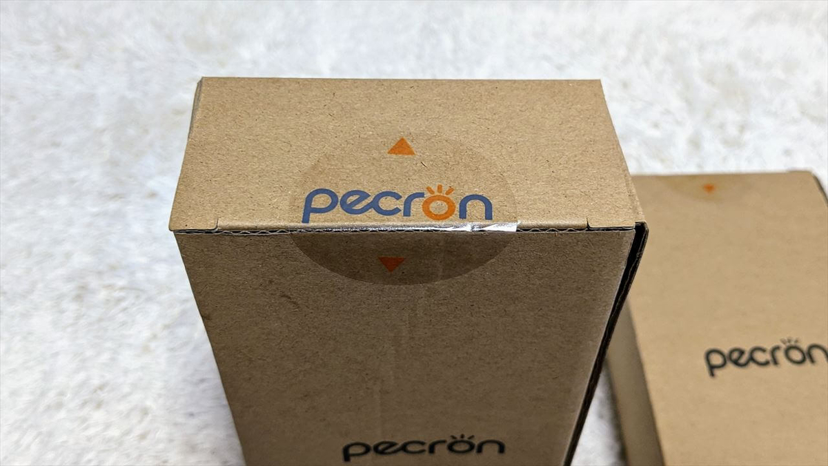 Pecron E2000LFP ケーブルが収納されている小箱にはメーカーロゴ入りステッカーが貼られている