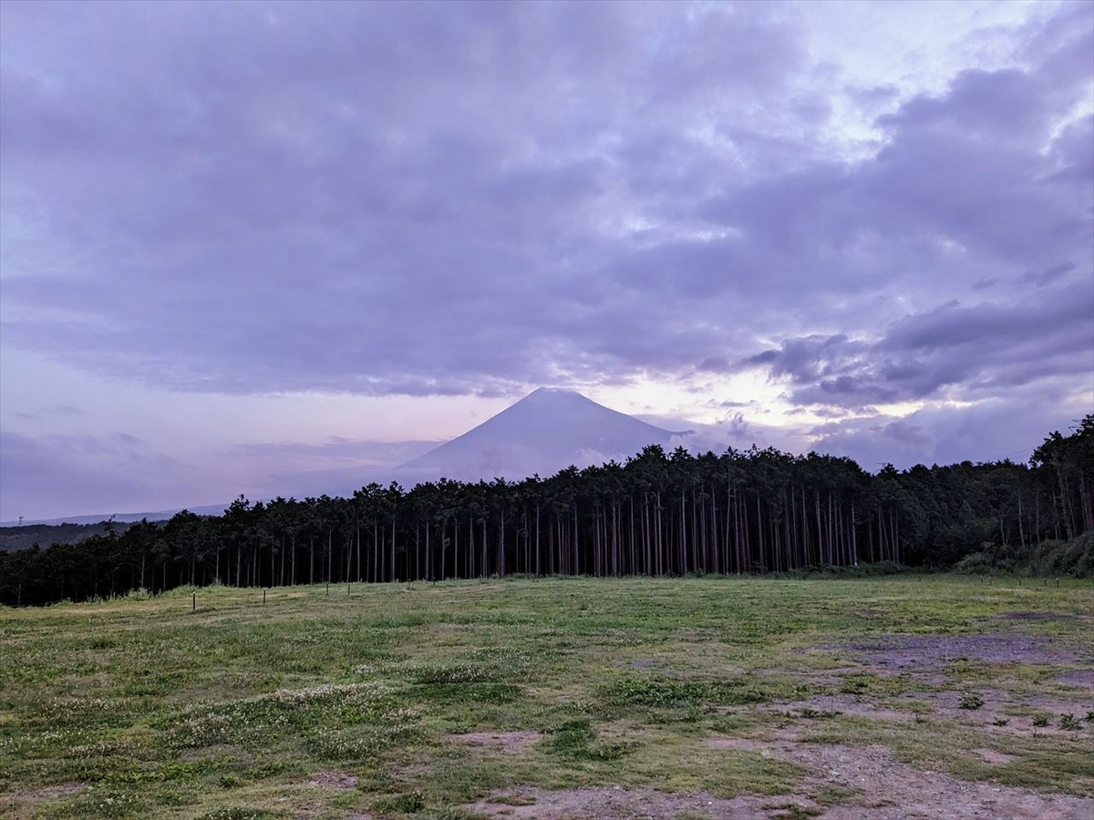 夏キャンプ早朝の富士山