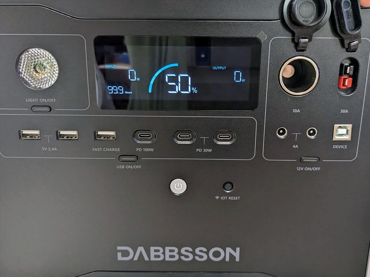 Dabbsson DBS2300 大容量ポータブル電源 正面のDC端子とボタン