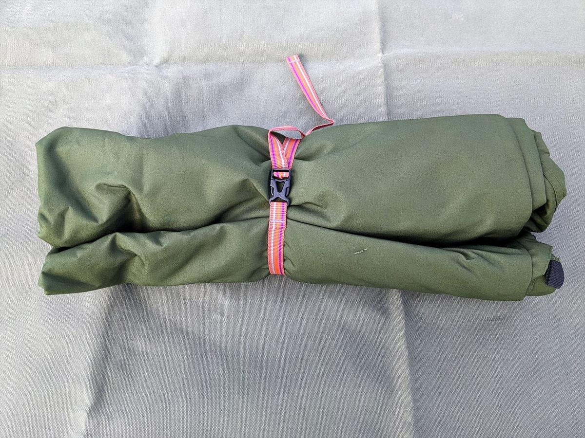 GOGlamping 山帆ヘキサタープ TC タープ本体はコンプレッションベルトでまとめられている