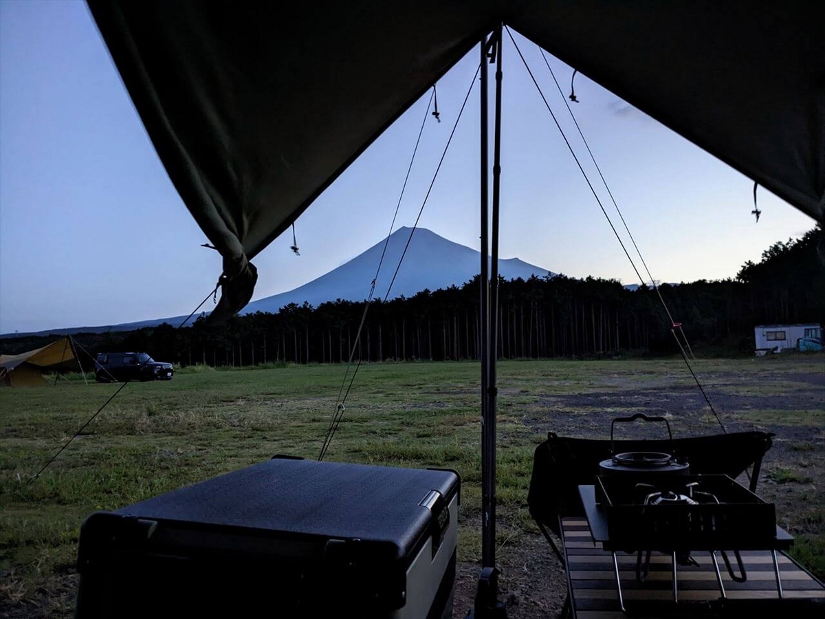 秋キャンプ明け方の富士山