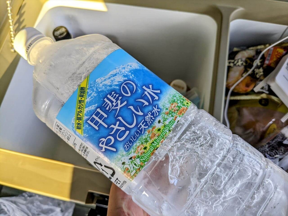 ポータブル冷蔵庫で凍ったペットボトルの水