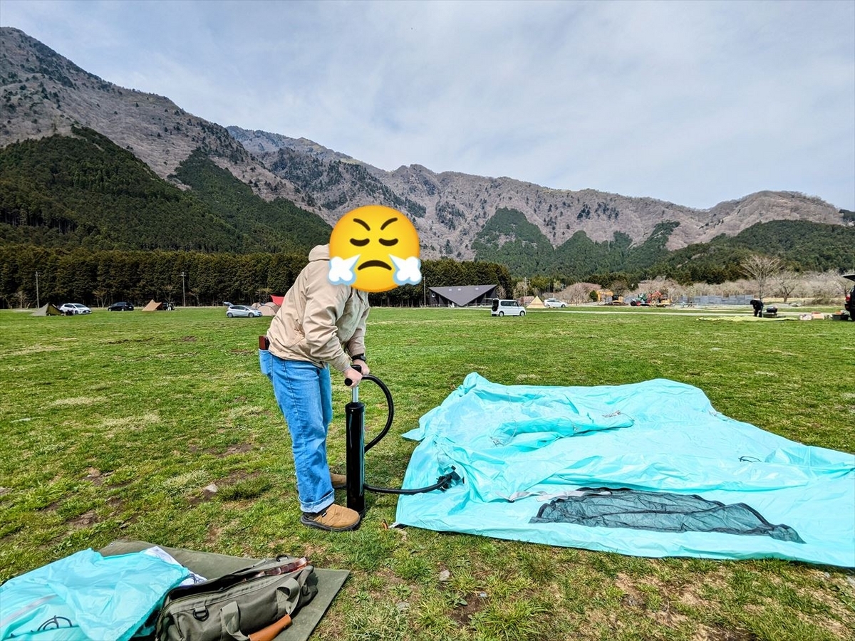 女子キャンパーがエアフレームテントに空気を注入