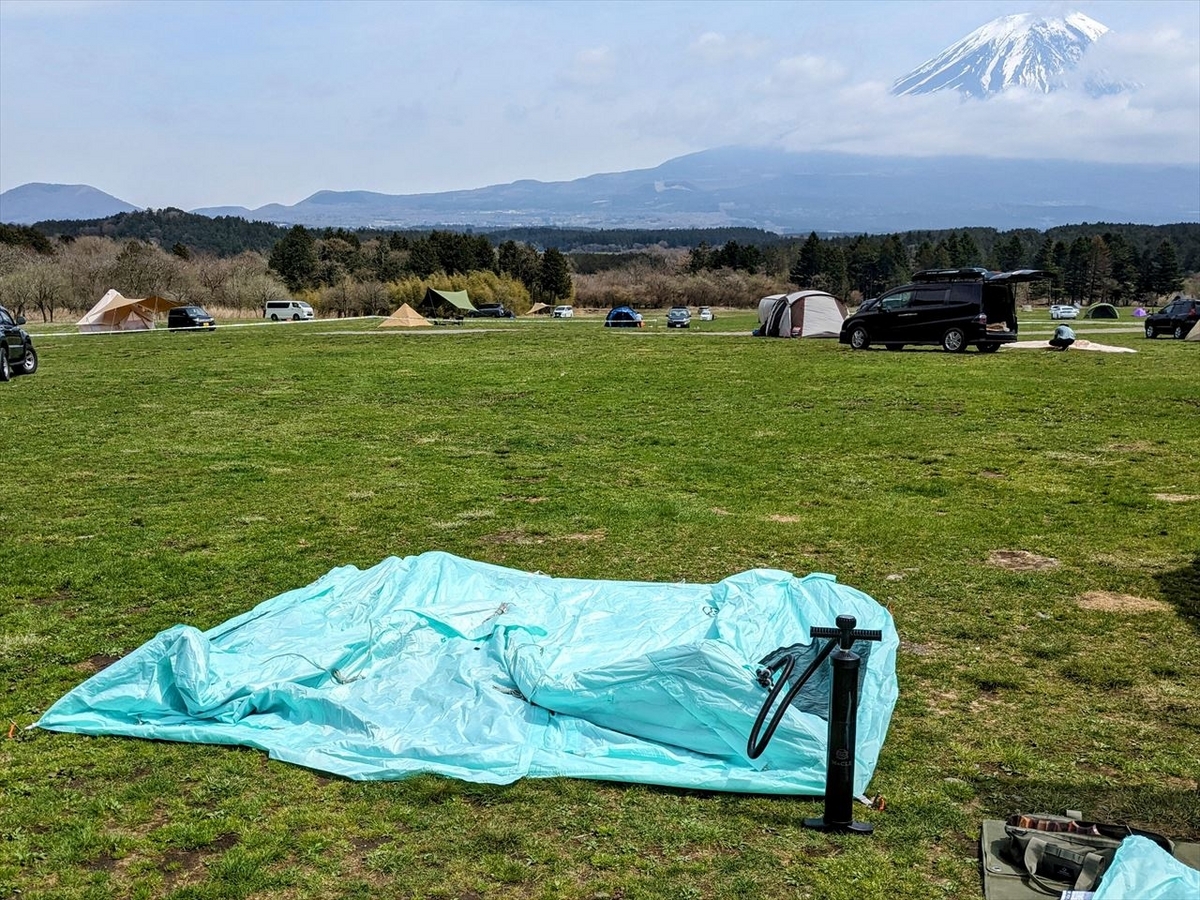 エアフレームテントに30回ほどエアポンプで空気を入れた様子