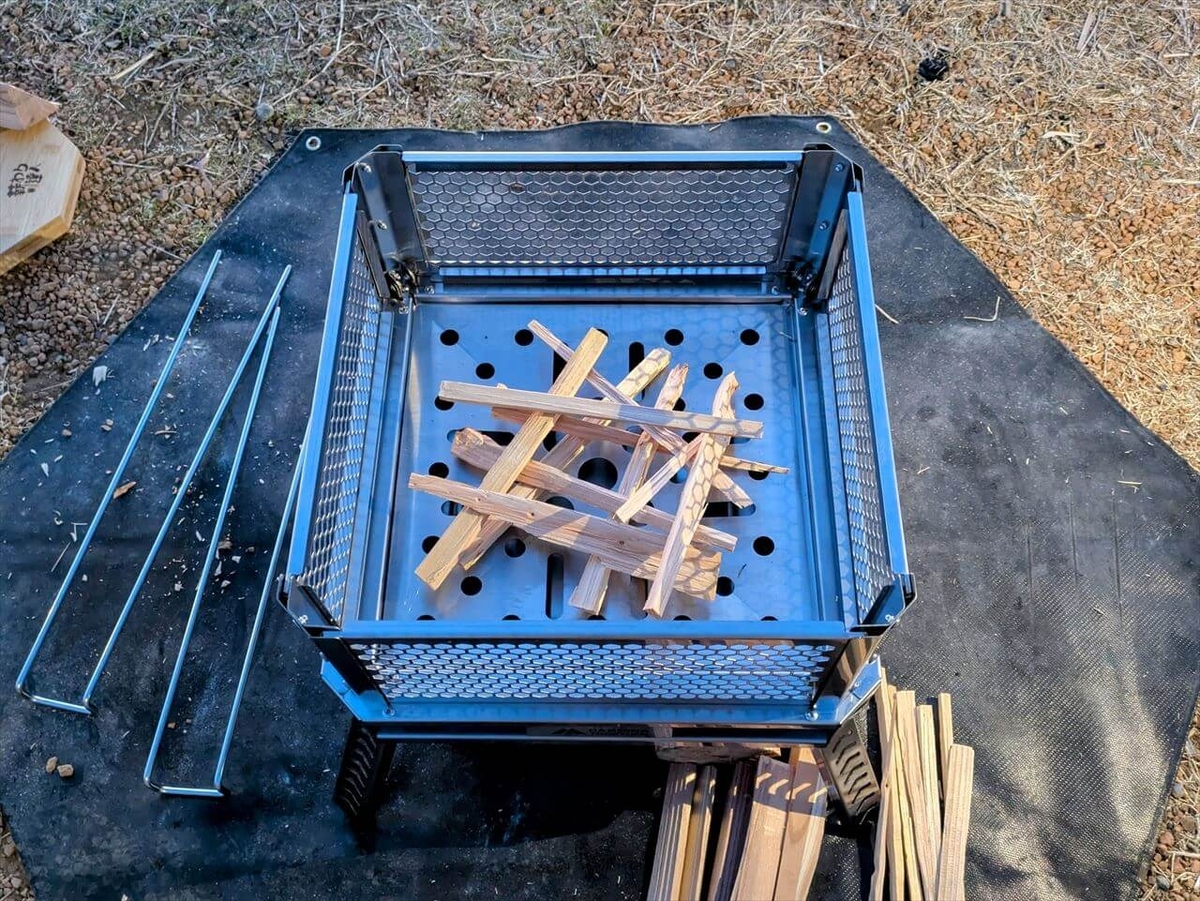 CAMPING TOGETHER 焚き火台 カシオペア 小割りの薪を置いて火入れの準備