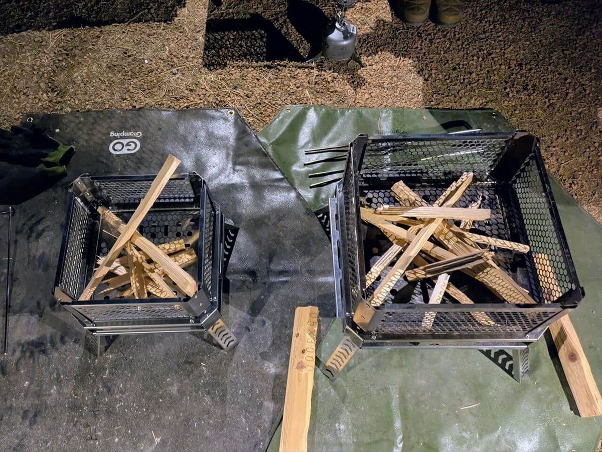 CAMPING TOGETHER 焚き火台 カシオペア LサイズとMサイズに割った薪を置く