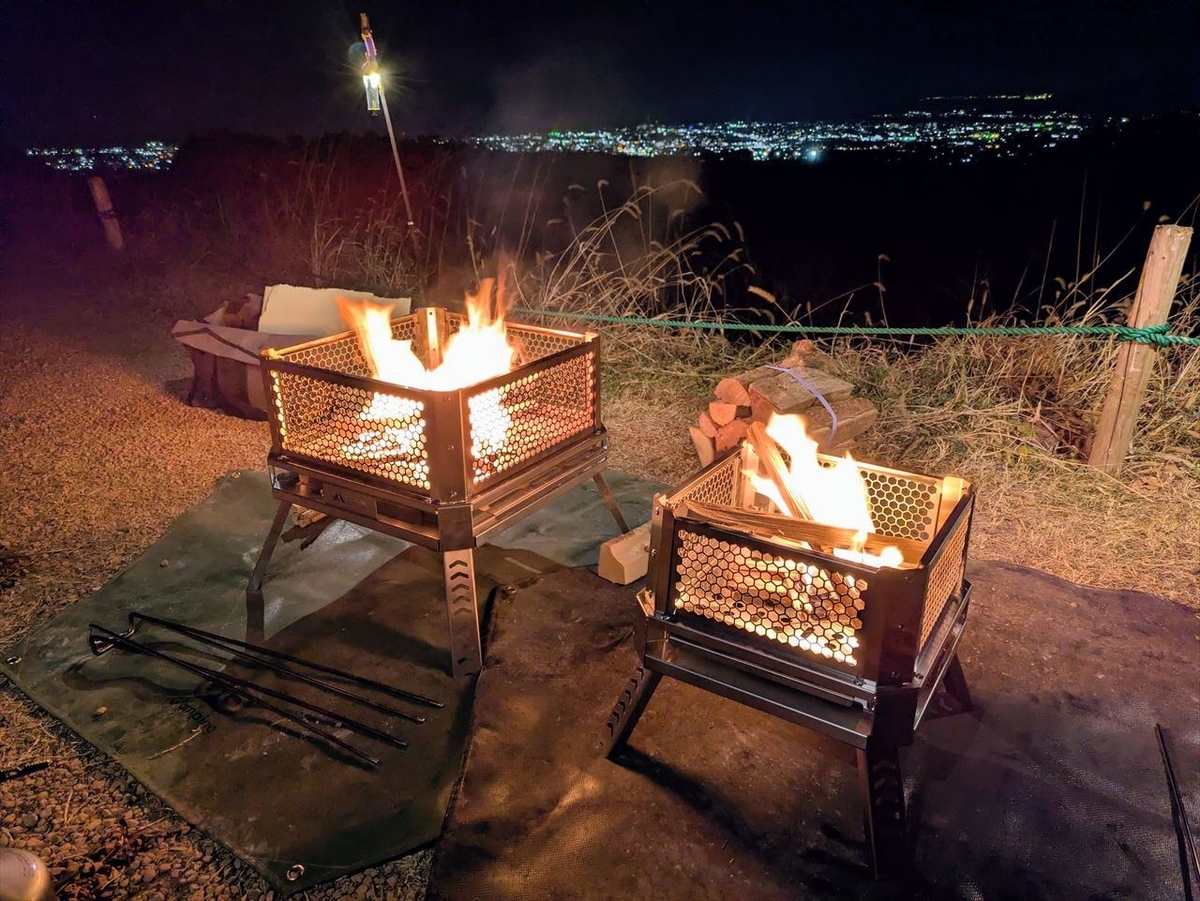 CAMPING TOGETHER 焚き火台 カシオペア LサイズとMサイズに火入れ