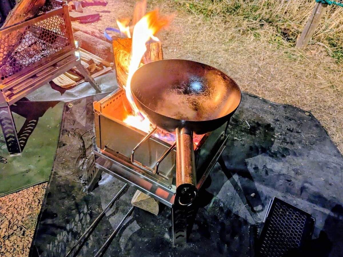 CAMPING TOGETHER 焚き火台 カシオペア Mサイズに中華鍋をセット