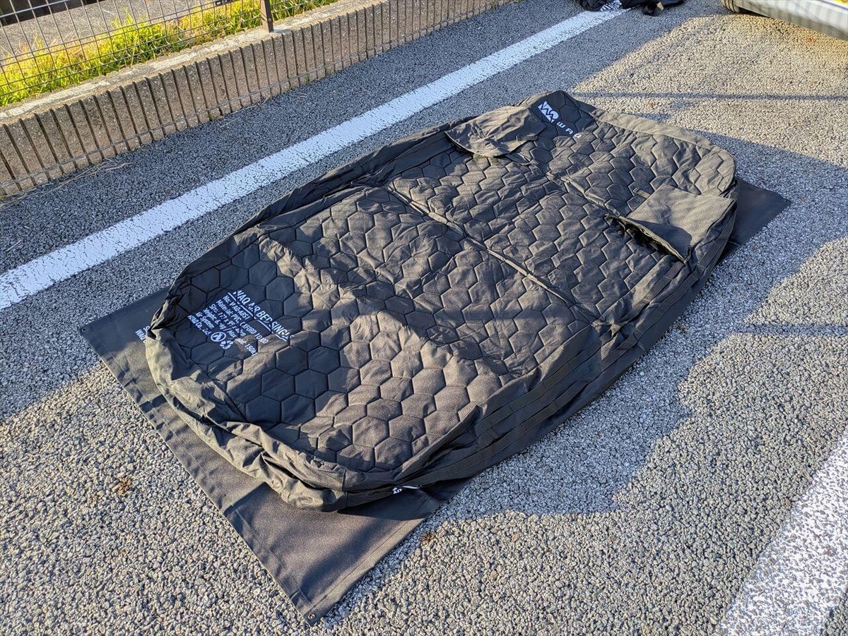 WAQ エアベッドシングルを専用シートの上に置く