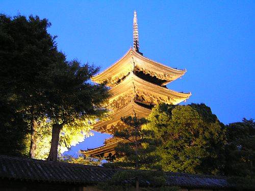 ライトアップの東寺の塔