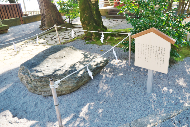 伊豆山神社光り石