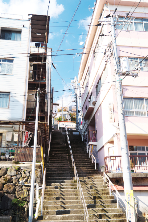 伊豆山参道　下宮跡から見上げる