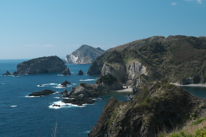 あいあい岬から望むトウガイ浜と三ツ石岬