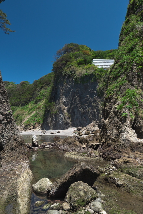 つば沢海岸の隣へ続く岩場の道