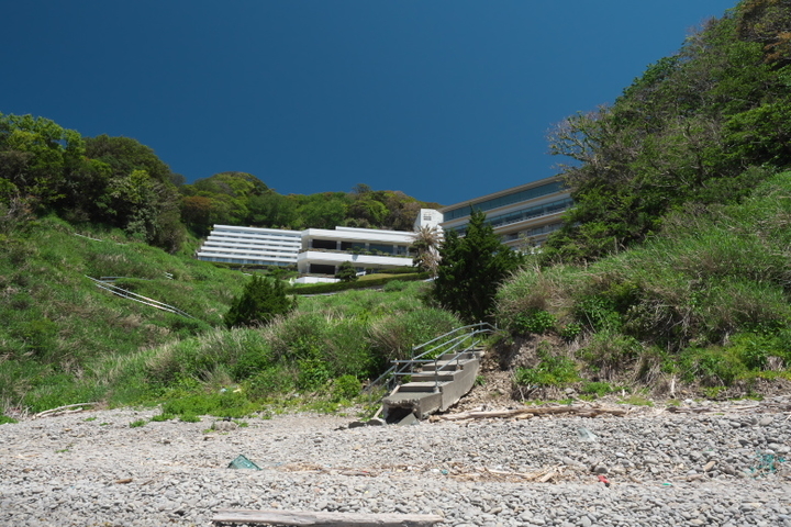 つば沢海岸からニュー銀水荘