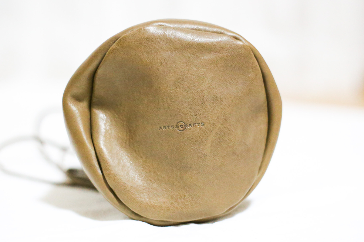 選ばれたのは】アーツ&クラフツの馬革巾着バッグは旦那さんのCSMD