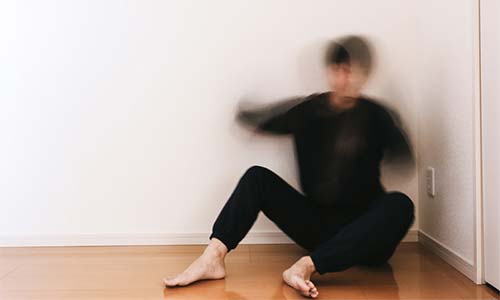 怯える人の画像