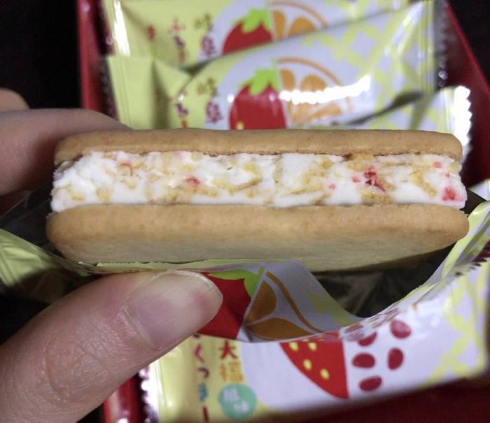 岐阜ふるーつ大福風味さんどくっきーを横から見た様子
