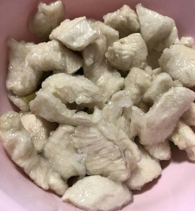 片栗粉をまぶして茹でた鶏むね肉をボールに入れる