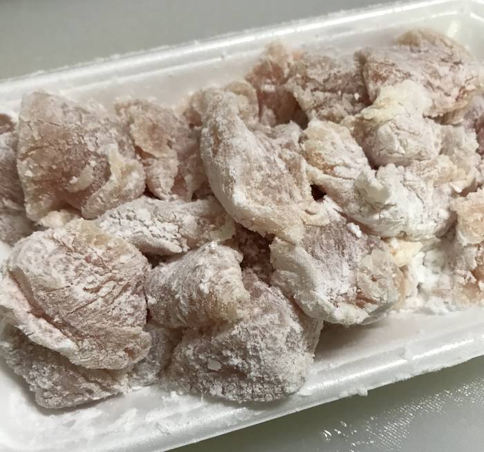 一口に切って片栗粉をまぶしてある鶏むね肉