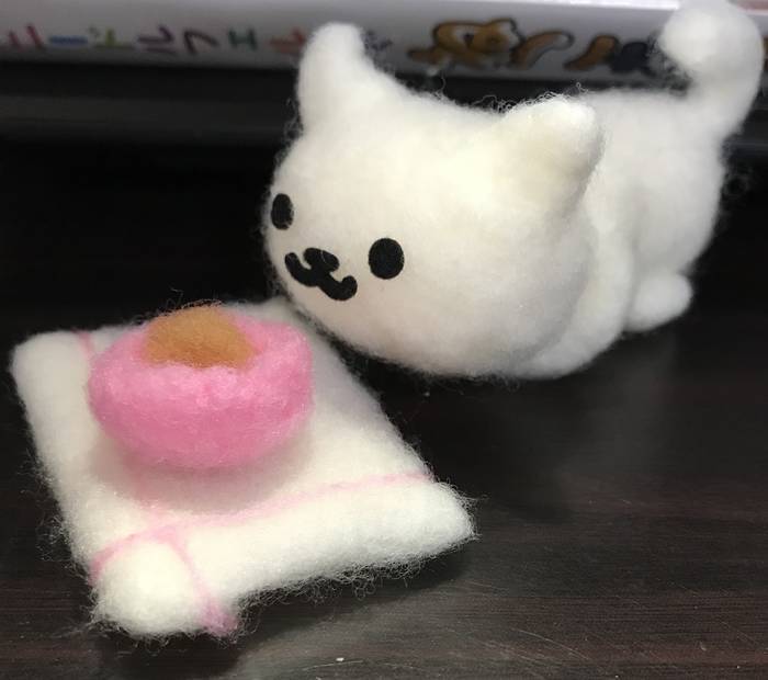 完成したニードルフェルトで作ったしろねこさん