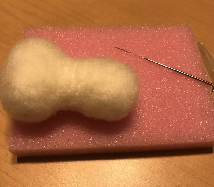 ニードルフェルトで作りかけのしろねこさんの体部分
