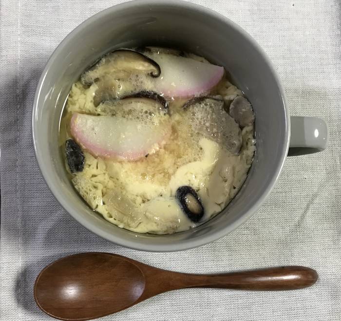 電子レンジで作ったマグカップに入っている茶碗蒸し