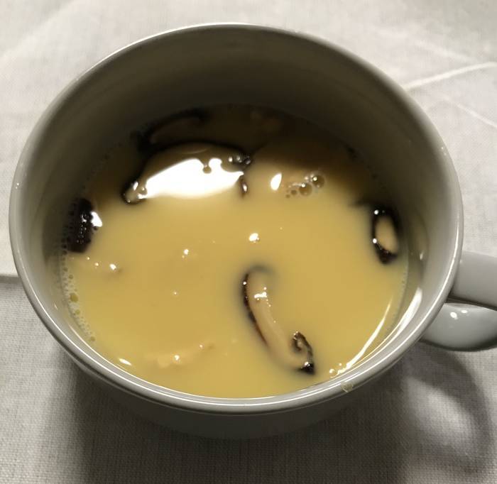 かまぼことしいたけを入れた後茶碗蒸しの液を流したマグカップ