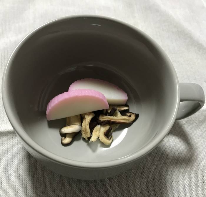 マグカップに入っているかまぼことしいたけ