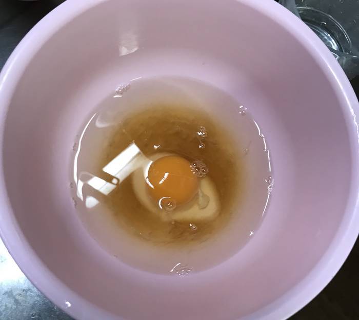 ボールに入った卵と水麺つゆ