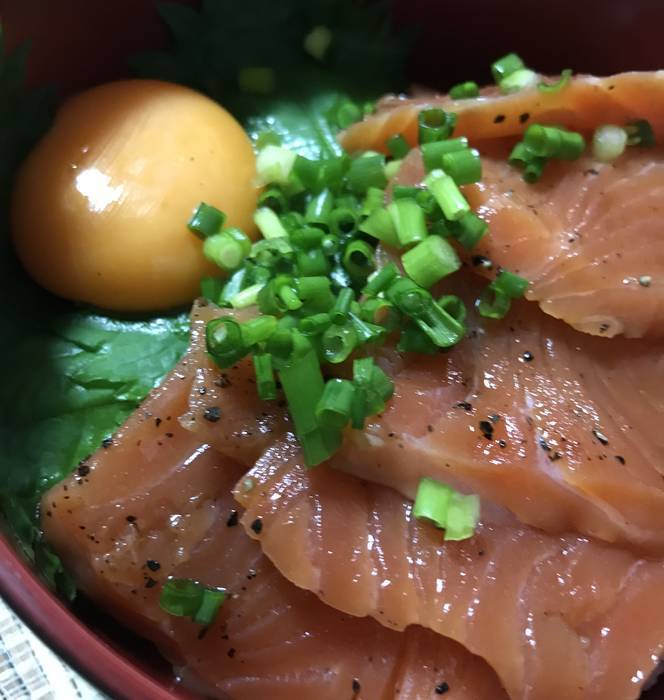サーモンのブラックペッパー漬け丼のアップ