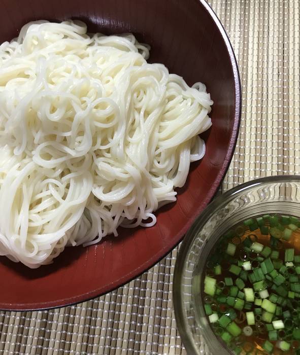 そうめんとねぎの入った麺つゆ