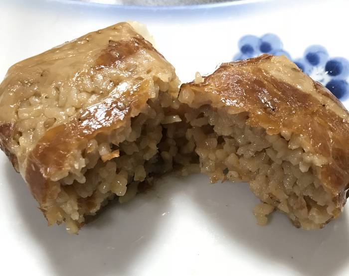 電子レンジで温めた薩摩黒豚巻きおにぎり