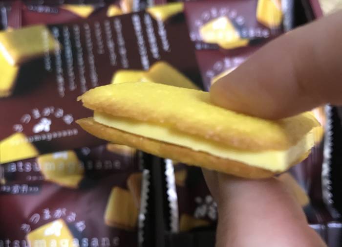 ホワイトチョコが挟まっているラングドシャの横面
