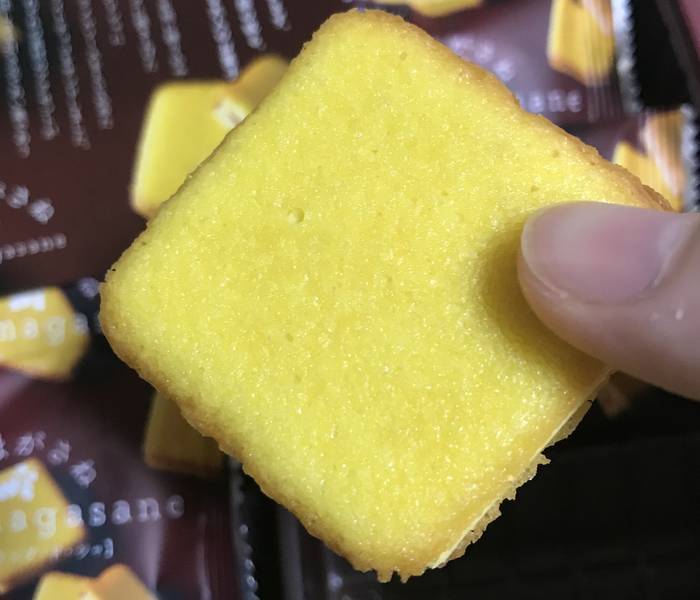 焼き芋のような色をしているラングドシャのクッキー生地