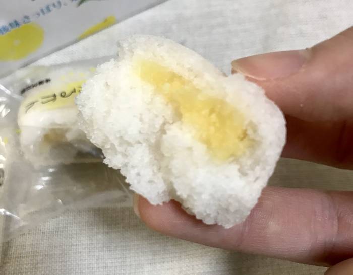 レモン餡が中に入っているかるかんの断面