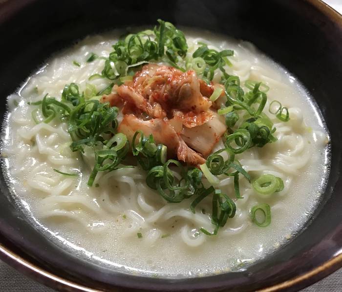 キムチをのっけたうまかっちゃんラーメン