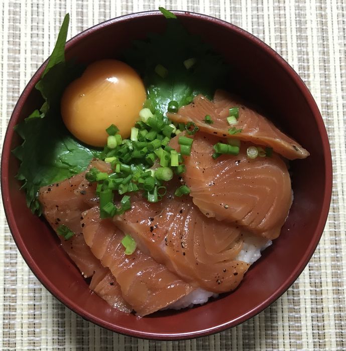 クラシルで見つけたレシピで作ったサーモンのブラックペッパー漬け丼