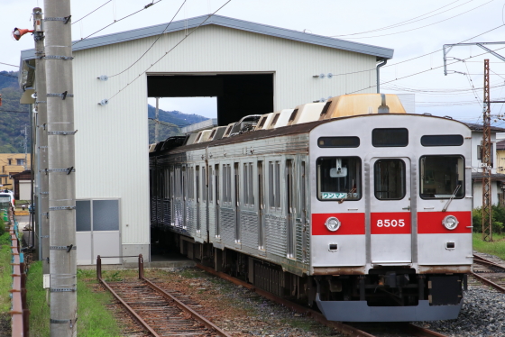 長野電鉄須坂駅構内車輪転削線に8500系T5編成 - ガタゴト日誌