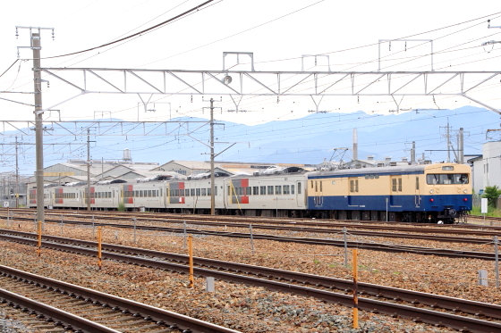 185系200番台OM07編成中間車が廃車置場へ - ガタゴト日誌