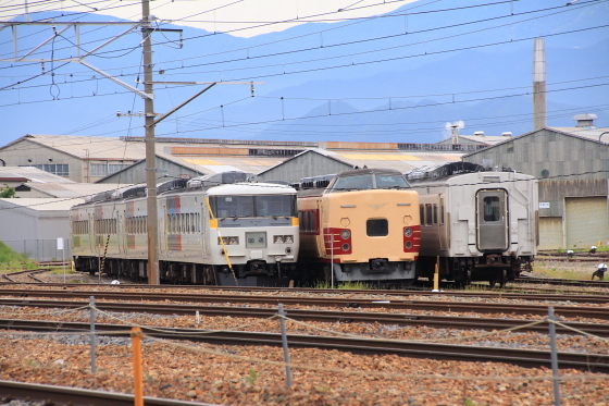 185系200番台OM07編成中間車が廃車置場へ - ガタゴト日誌